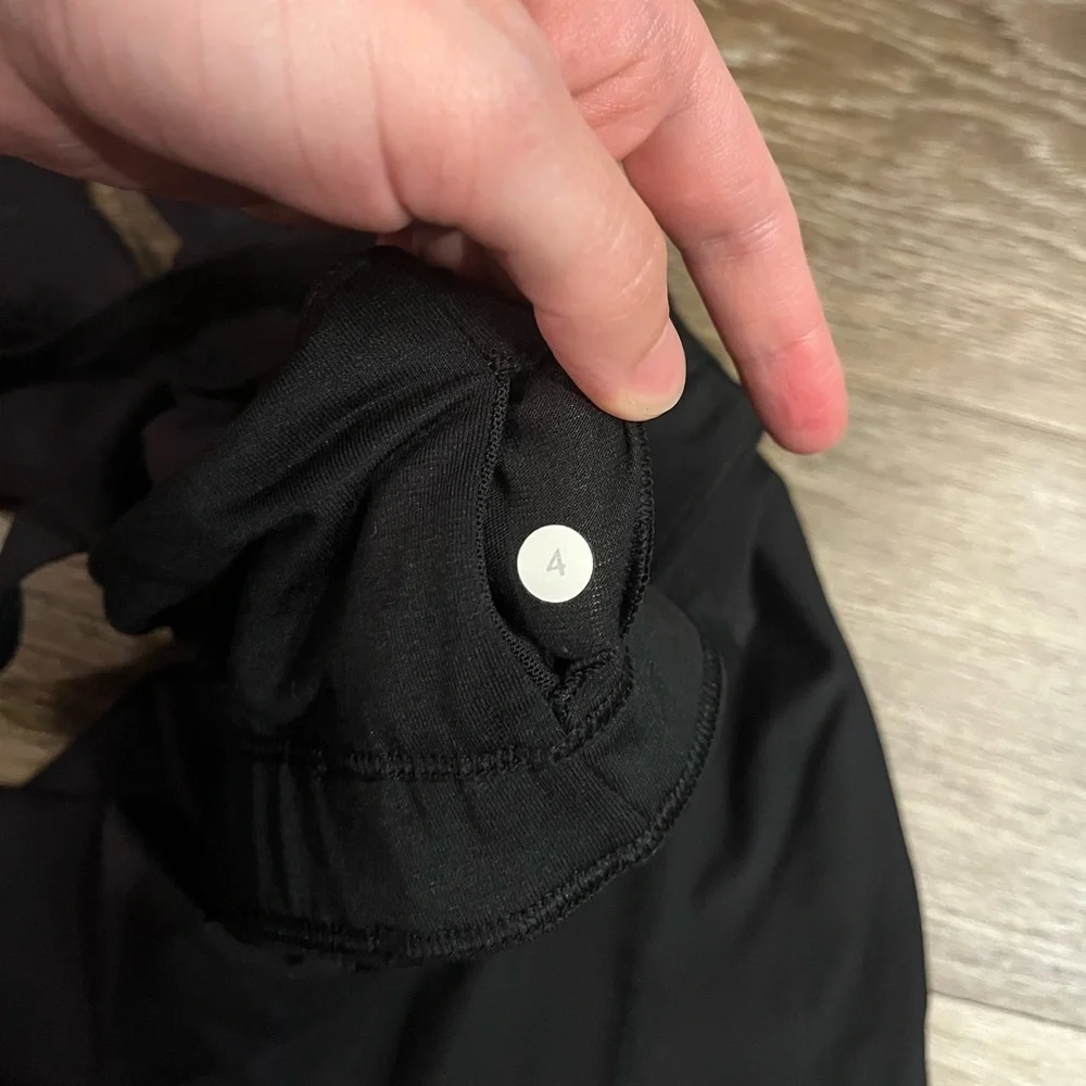 Lululemon Running In The City Tank in Black Size 4